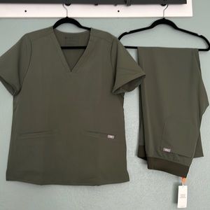 NWT LIMITED EDITION Women’s Moss FIGS scrub set